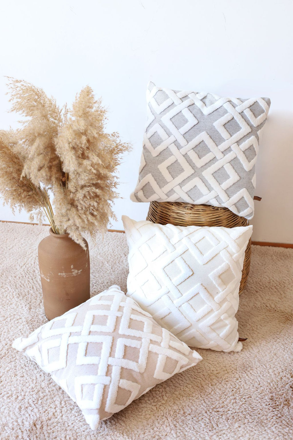 Lattice cushions with pampas