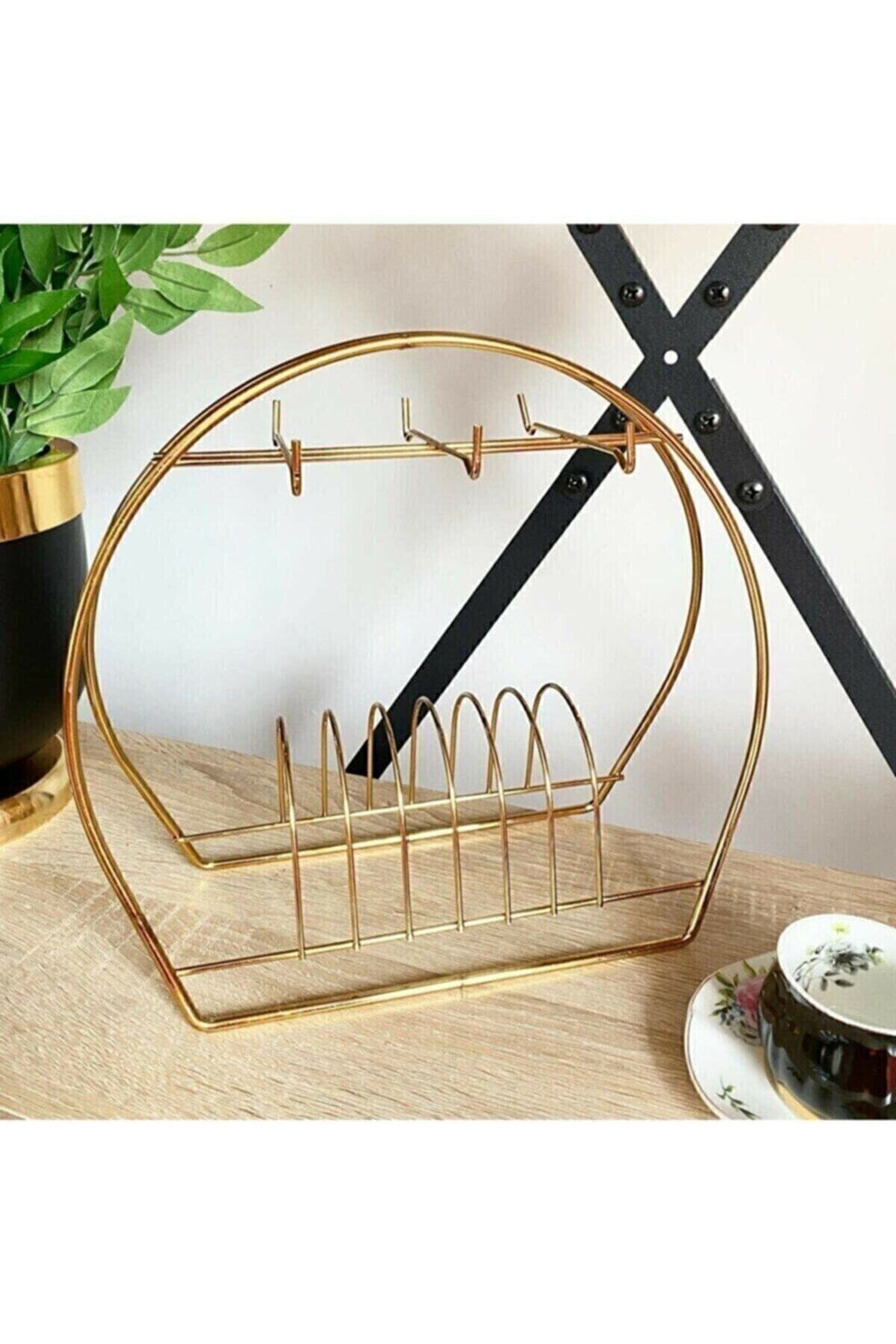 Gold cup stand with cups